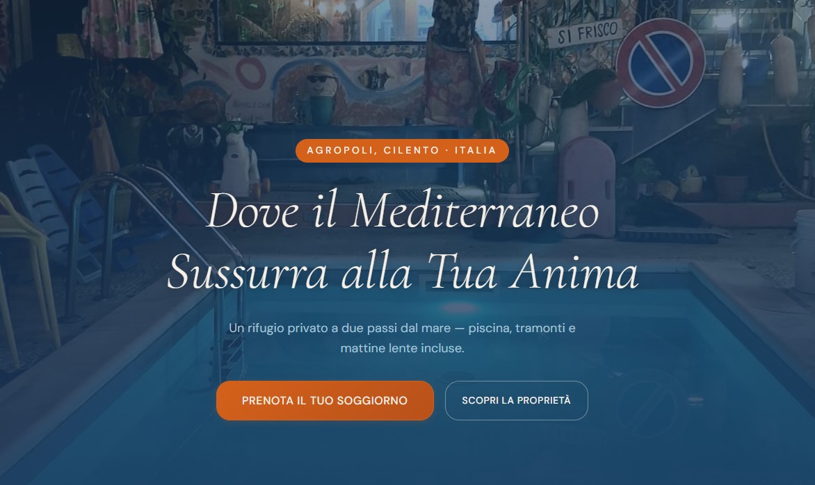 Anteprima della homepage di Casa Carolina con hero section, pulsanti di invito all'azione e immagine principale a bordo piscina.